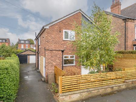 2 bedroom Flat to let in Gledhow Wood Avenue, Roundhay, Leeds, LS8