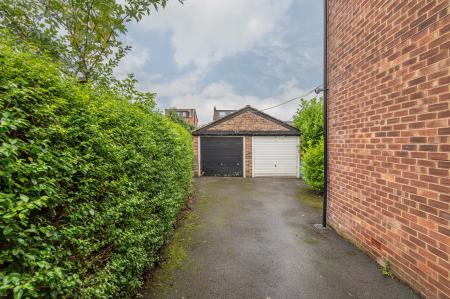 2 bedroom Flat to let in Gledhow Wood Avenue, Roundhay, Leeds, LS8