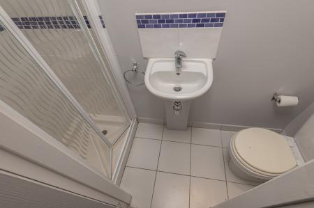2 bedroom Flat to let in Gledhow Wood Avenue, Roundhay, Leeds, LS8