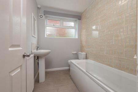 2 bedroom Flat to let in Gledhow Wood Avenue, Roundhay, Leeds, LS8