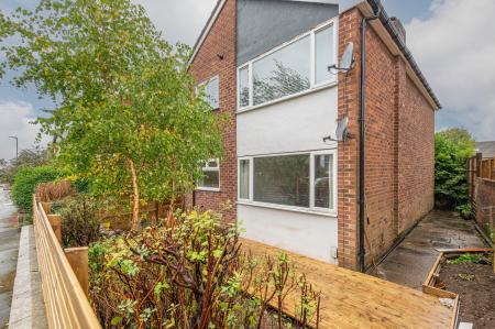 2 bedroom Flat to let in Gledhow Wood Avenue, Roundhay, Leeds, LS8