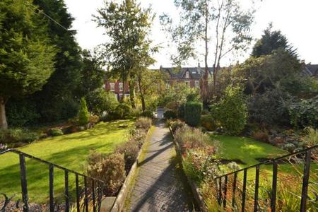 2 bedroom Flat to let in Potternewton Lane, Chapel Allerton, Leeds, LS7