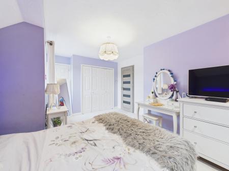 3 bedroom Semi-detached house for sale in Darien Way, Leicester, LE3