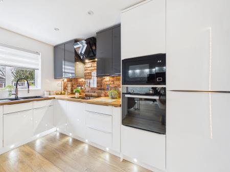 3 bedroom Semi-detached house for sale in Darien Way, Leicester, LE3