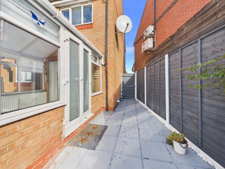 3 bedroom Semi-detached house for sale in Darien Way, Leicester, LE3
