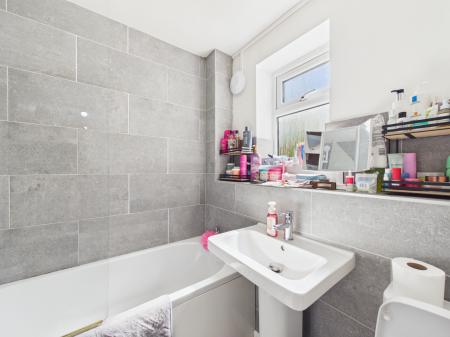 1 bedroom Ground floor maisonette for sale in Halley Close, Leicester, LE4