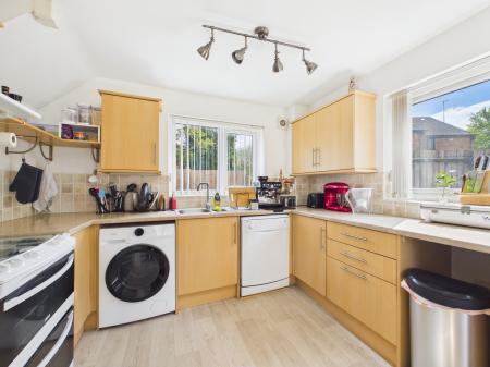 3 bedroom Semi-detached house to let in Buckingham Drive, Leicester, LE2