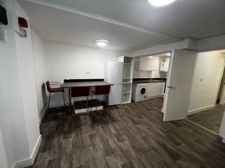 1 bedroom Flat to let in Millstone Lane, Leicester, LE1