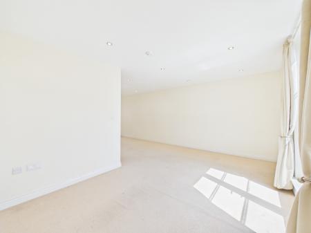 4 bedroom Terraced House for sale in Woodford Road, Leicester, LE2