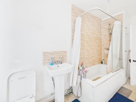 2 bedroom Semi-detached house for sale in Haddenham Road, Braunstone, LE3