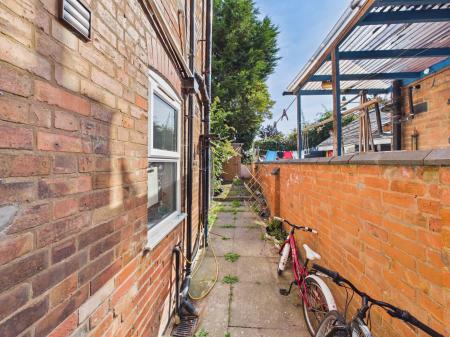 2 bedroom Semi-detached house for sale in Haddenham Road, Braunstone, LE3