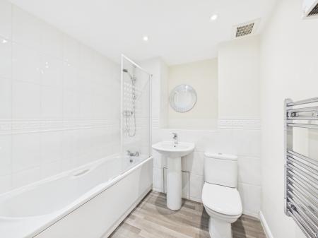 2 bedroom Flat to let in Coach House Court, Loughborough, LE11