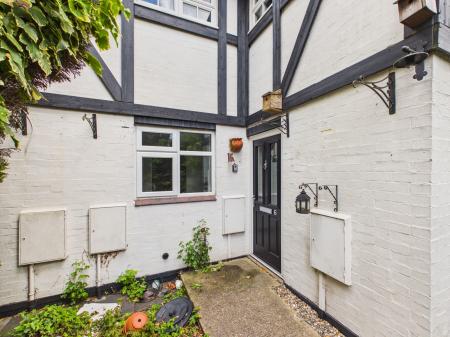1 bedroom Ground floor maisonette to let in Halley Close, Leicester, LE4