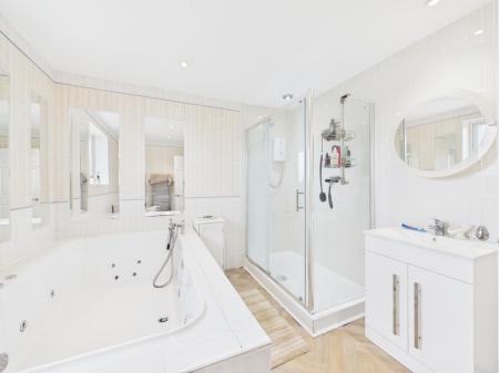 4 bedroom Detached house for sale in Tiverton Close, Oadby, LE2