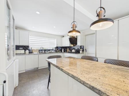 4 bedroom Detached house for sale in Tiverton Close, Oadby, LE2