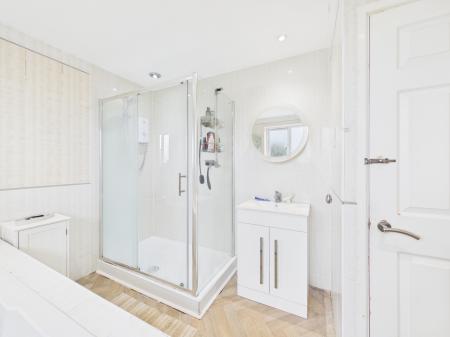 4 bedroom Detached house for sale in Tiverton Close, Oadby, LE2