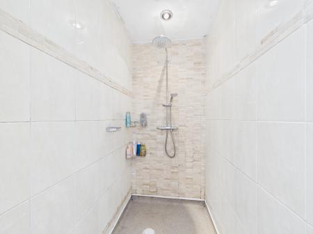 4 bedroom Detached house for sale in Tiverton Close, Oadby, LE2