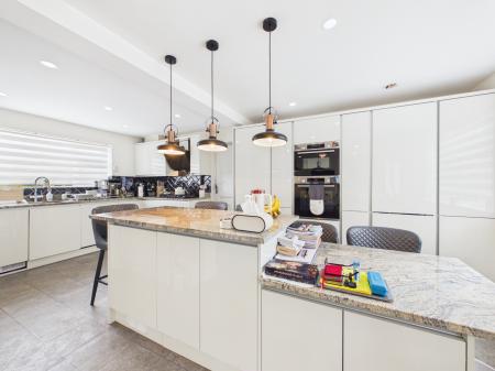 4 bedroom Detached house for sale in Tiverton Close, Oadby, LE2