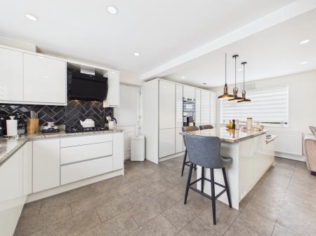 4 bedroom Detached house for sale in Tiverton Close, Oadby, LE2