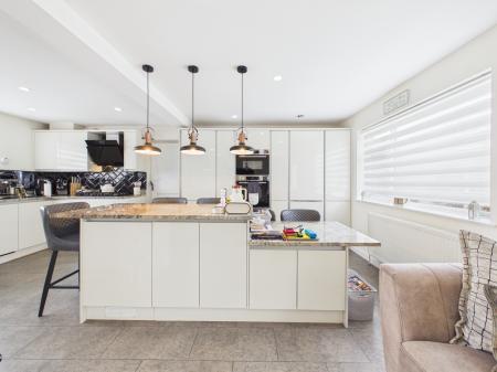 4 bedroom Detached house for sale in Tiverton Close, Oadby, LE2