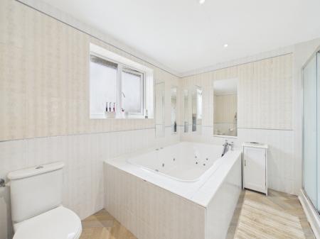 4 bedroom Detached house for sale in Tiverton Close, Oadby, LE2