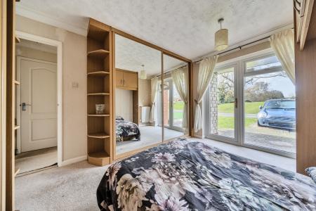2 bedroom Bungalow for sale in Meadowlake Close, Lincoln, LN6