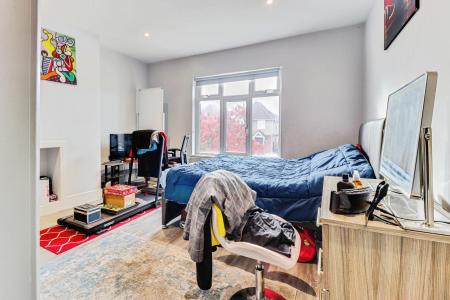 2 bedroom Semi-detached house for sale in Worplesdon Road, Guildford, GU2