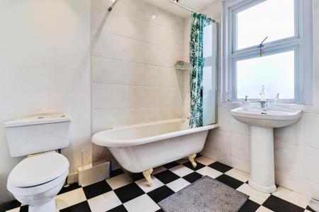 2 bedroom Semi-detached house for sale in Worplesdon Road, Guildford, GU2