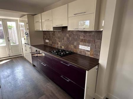 2 bedroom Semi-detached house for sale in Worplesdon Road, Guildford, GU2