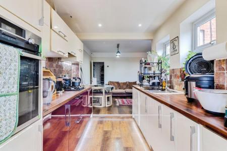 2 bedroom Semi-detached house for sale in Worplesdon Road, Guildford, GU2