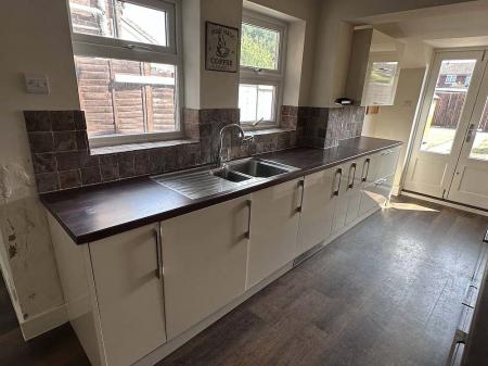 2 bedroom Semi-detached house for sale in Worplesdon Road, Guildford, GU2