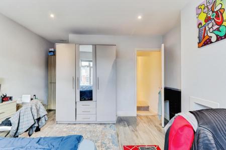 2 bedroom Semi-detached house for sale in Worplesdon Road, Guildford, GU2