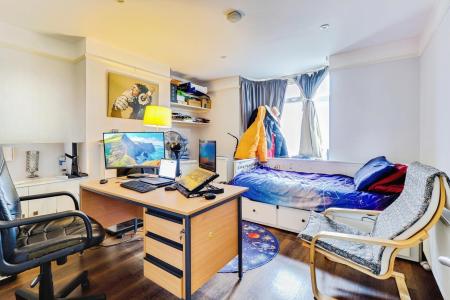 2 bedroom Semi-detached house for sale in Worplesdon Road, Guildford, GU2