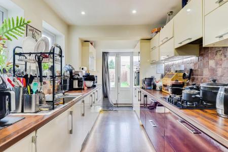 2 bedroom Semi-detached house for sale in Worplesdon Road, Guildford, GU2