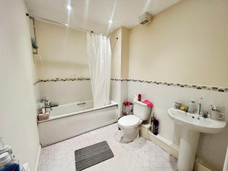 2 bedroom Flat for sale in Alderman Road, Hunts Cross, Liverpool, L24