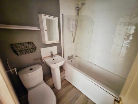 2 bedroom Flat to let in Rye Grove, West Derby, Liverpool, L12