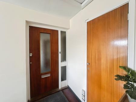 2 bedroom Flat for sale in The Shires, Off Old Bedford Rd, Luton, LU2