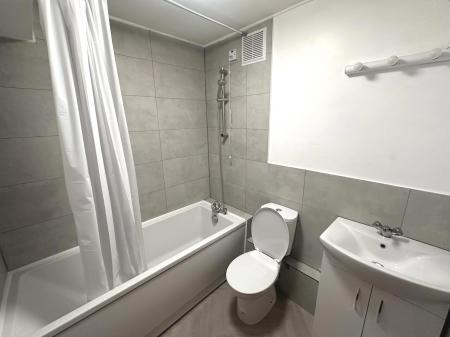 2 bedroom Flat for sale in The Shires, Off Old Bedford Rd, Luton, LU2
