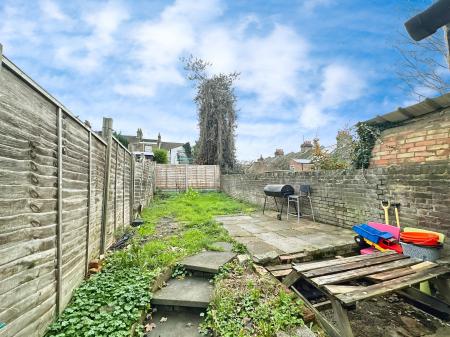 2 bedroom End of terrace house to let in Cowper Street, Town Centre, Luton, LU1