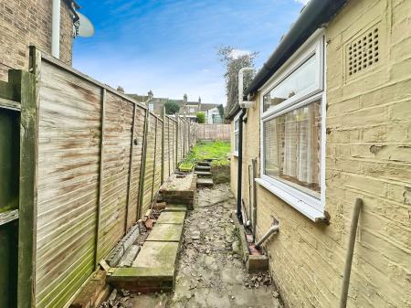 2 bedroom End of terrace house to let in Cowper Street, Town Centre, Luton, LU1