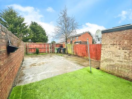 3 bedroom End of terrace house for sale in Peregrine Road, Lewsey Farm, Luton, LU4