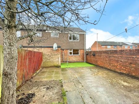 3 bedroom End of terrace house for sale in Peregrine Road, Lewsey Farm, Luton, LU4