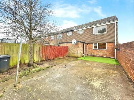 3 bedroom End of terrace house for sale in Peregrine Road, Lewsey Farm, Luton, LU4