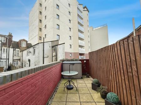 2 bedroom Flat to let in 118 Midland Road, Town Centre, Luton, LU2