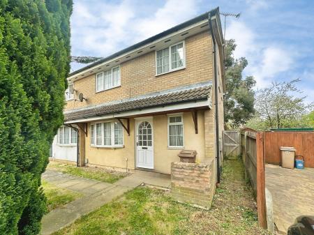 2 bedroom Cluster house to let in Rochford Drive, Wigmore, Luton, LU2