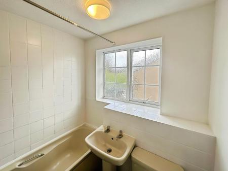 2 bedroom Cluster house to let in Rochford Drive, Wigmore, Luton, LU2