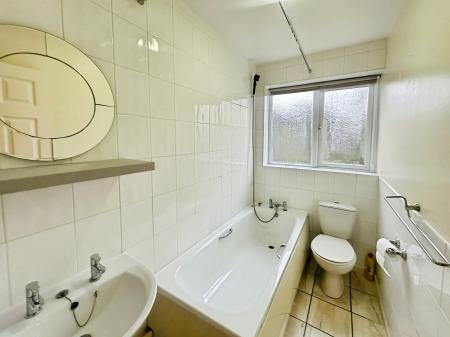 1 bedroom Flat to let in Birchen Grove, Round Green, Luton, LU2