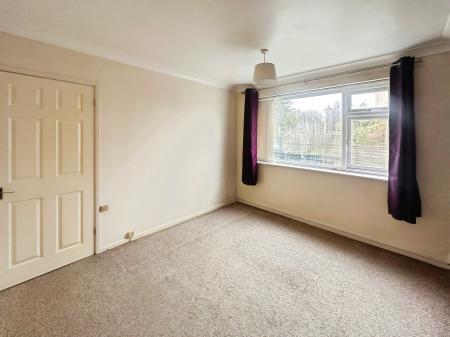 1 bedroom Flat to let in Birchen Grove, Round Green, Luton, LU2