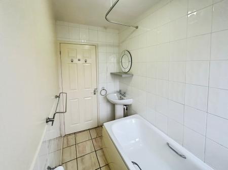 1 bedroom Flat to let in Birchen Grove, Round Green, Luton, LU2