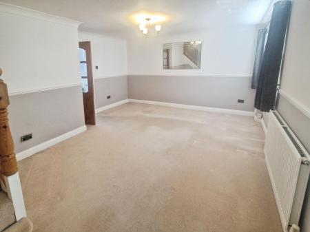 3 bedroom Terraced House to let in Buckingham Drive, Luton, LU2